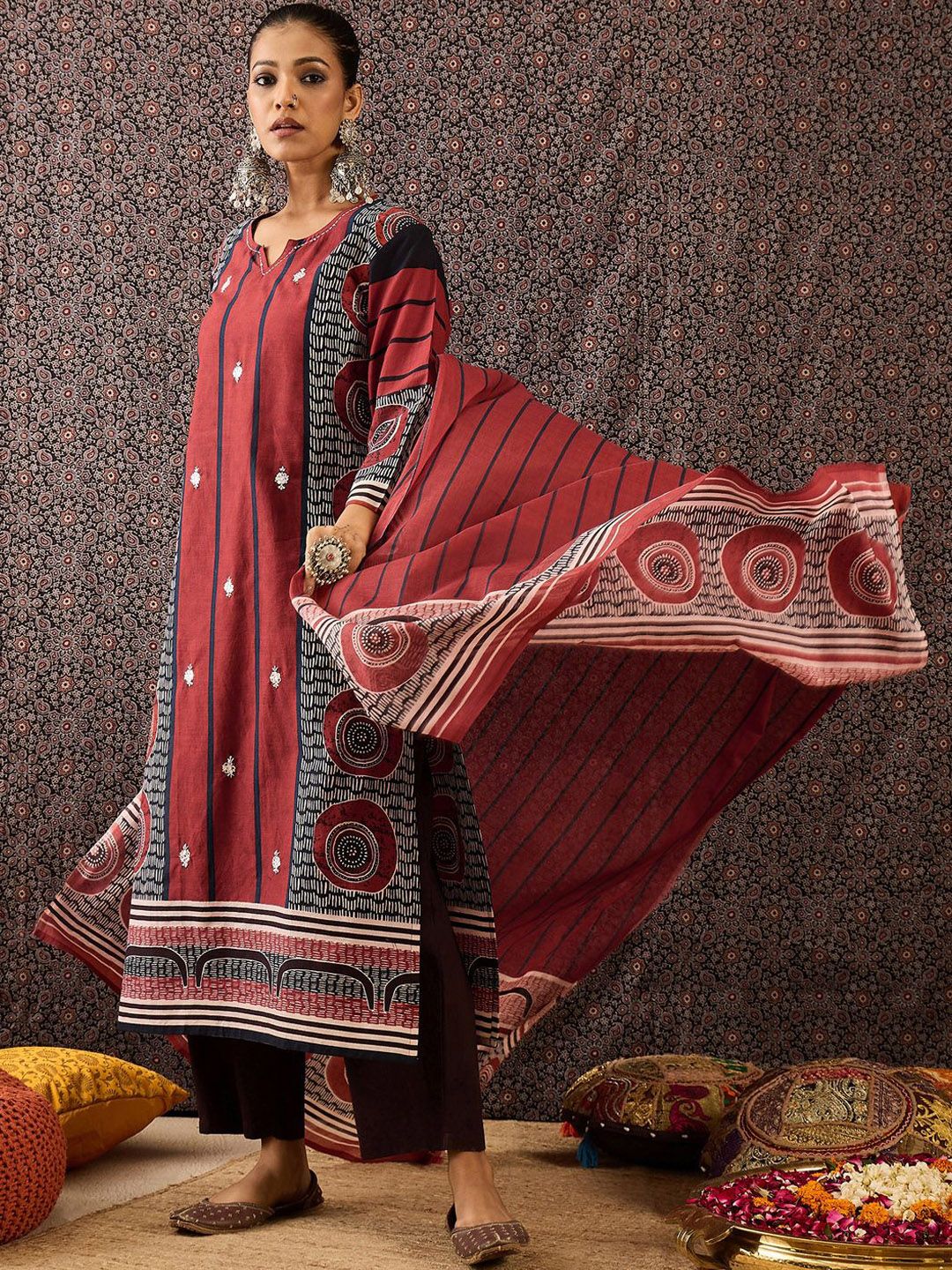 Dhiyona IE Women Printed Regular Thread Work Pure Cotton Kurta with Trousers & With Dupatta