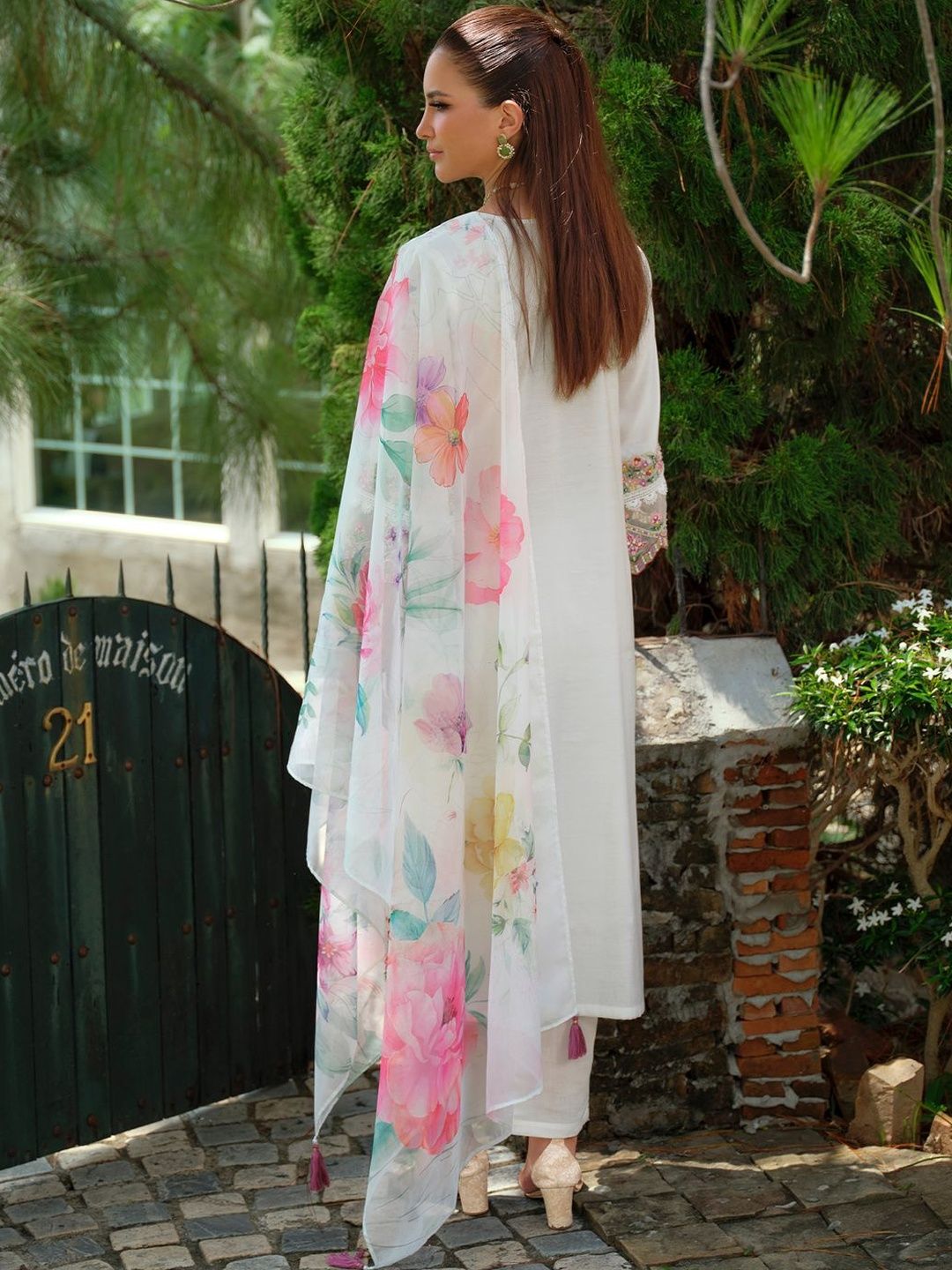 Women Floral Embroidered Regular Thread Work Kurta with Trousers & With Dupatta