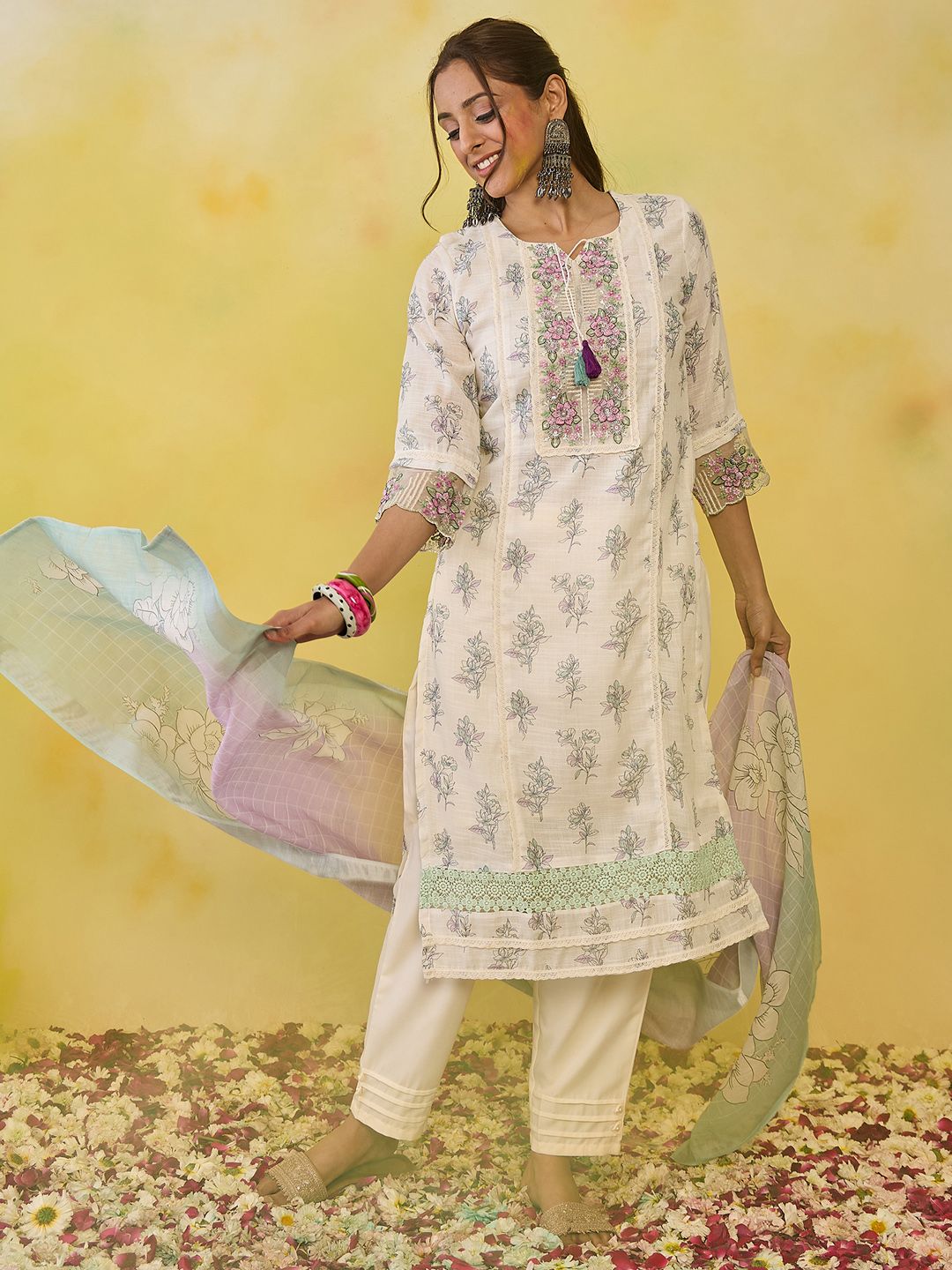 Women Floral Printed Regular Thread Work Pure Cotton Kurta with Trousers & With Dupatta