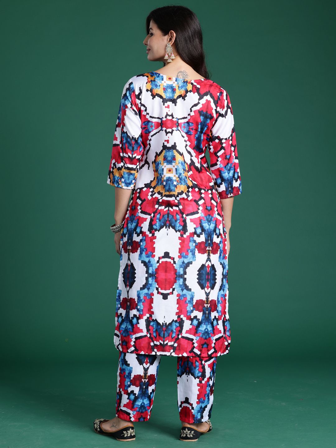 Women Printed Regular Kurta with Trousers