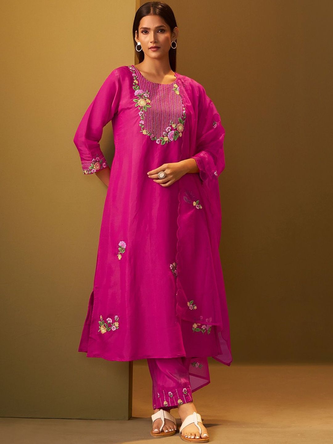 Women Floral Embroidered Thread Work Kurta With Trousers & With Dupatta