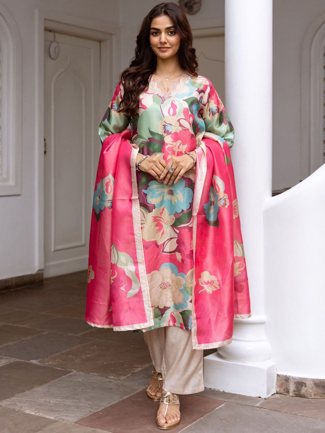 Women Floral Printed Regular Kurta with Trousers & With Dupatta