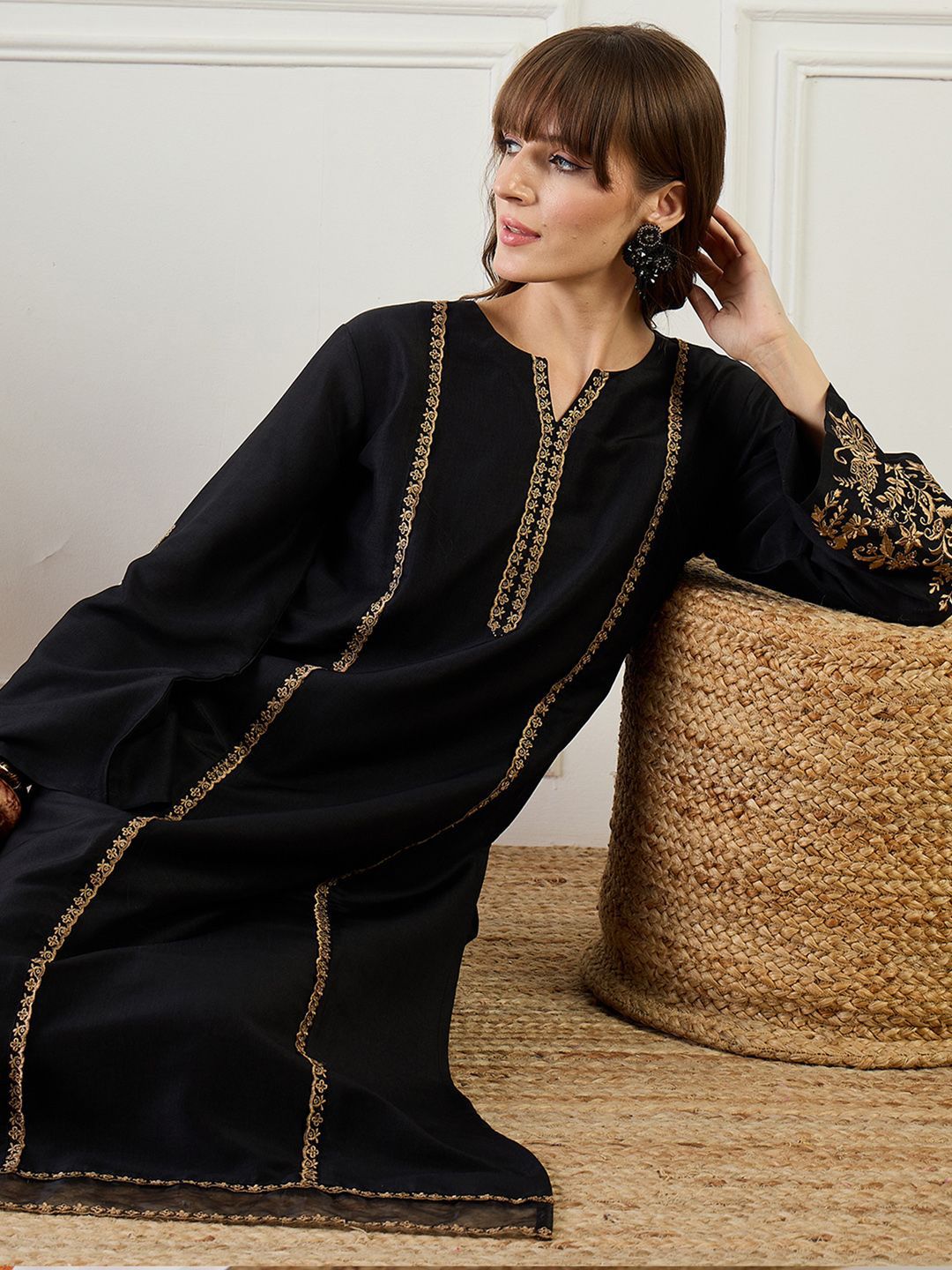 Women Ethnic Motifs Embroidered Kurta with Trousers