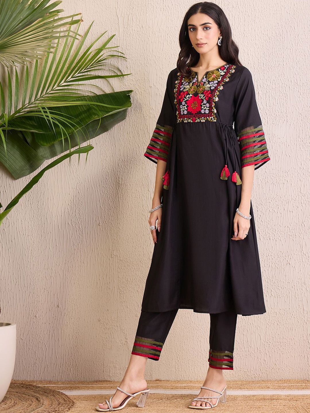 Dhiyona IE Women Yoke Design Empire Thread Work Liva Kurta with Trousers