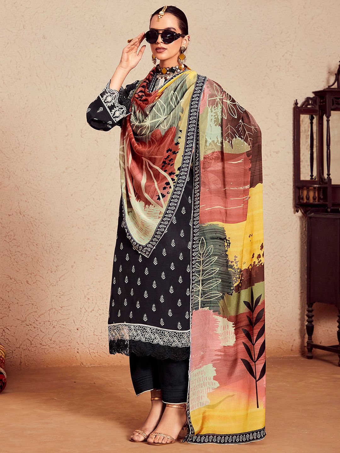 Dhiyona IE Women Floral Printed Regular Thread Work Kurta Trousers With Dupatta