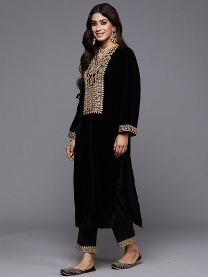 Floral Embroidered V-Neck Three-Quarter Sleeves Straight Velvet Kurta Set