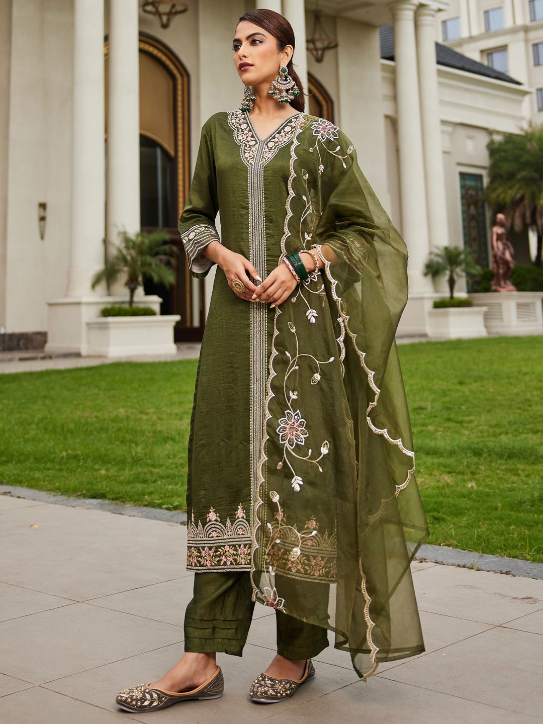 Women Floral Embroidered Regular Kurta with Trousers & With Dupatta