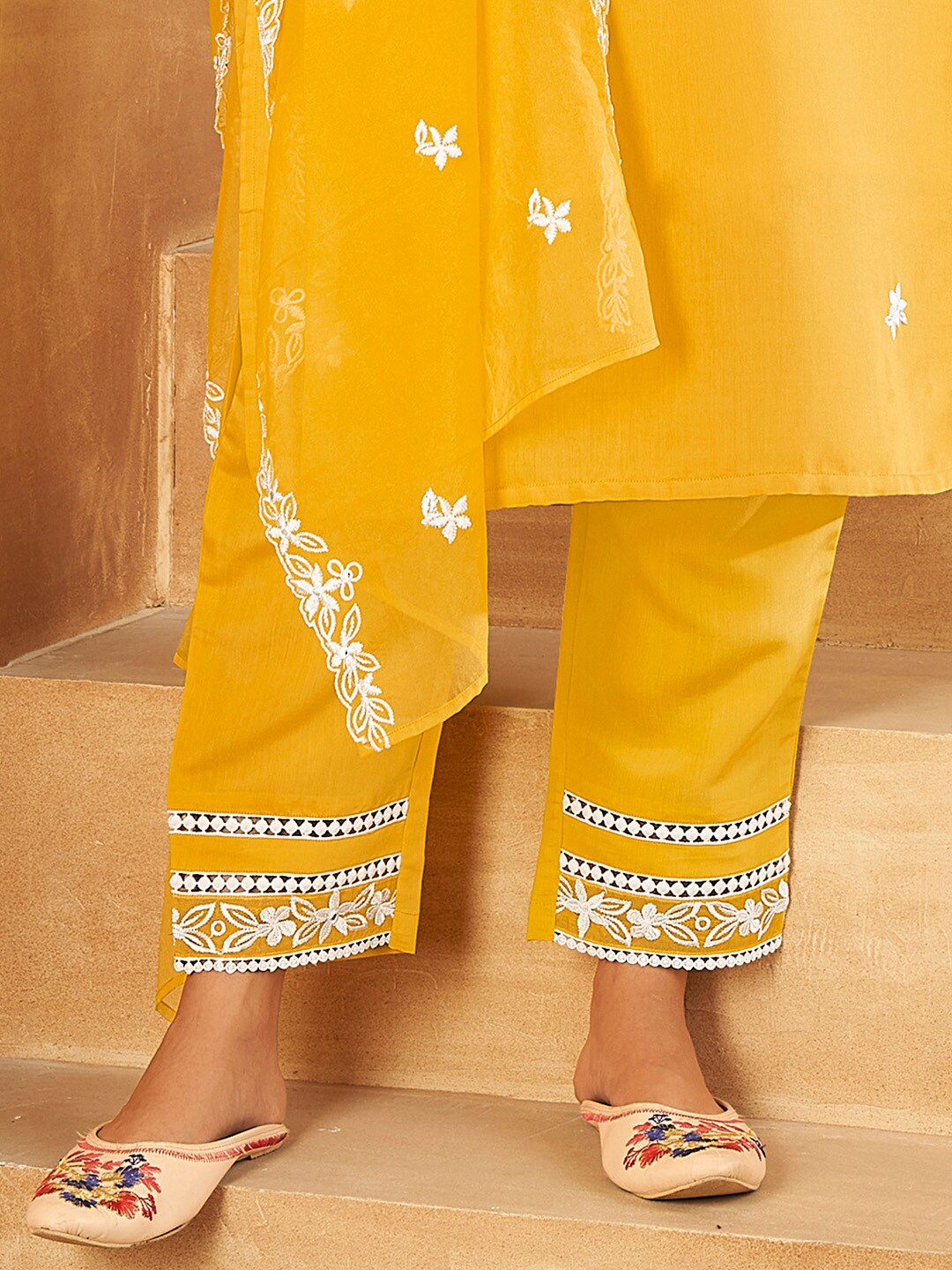 Floral Embroidered V-neck Regular Thread Work Kurta with Trousers & With Dupatta