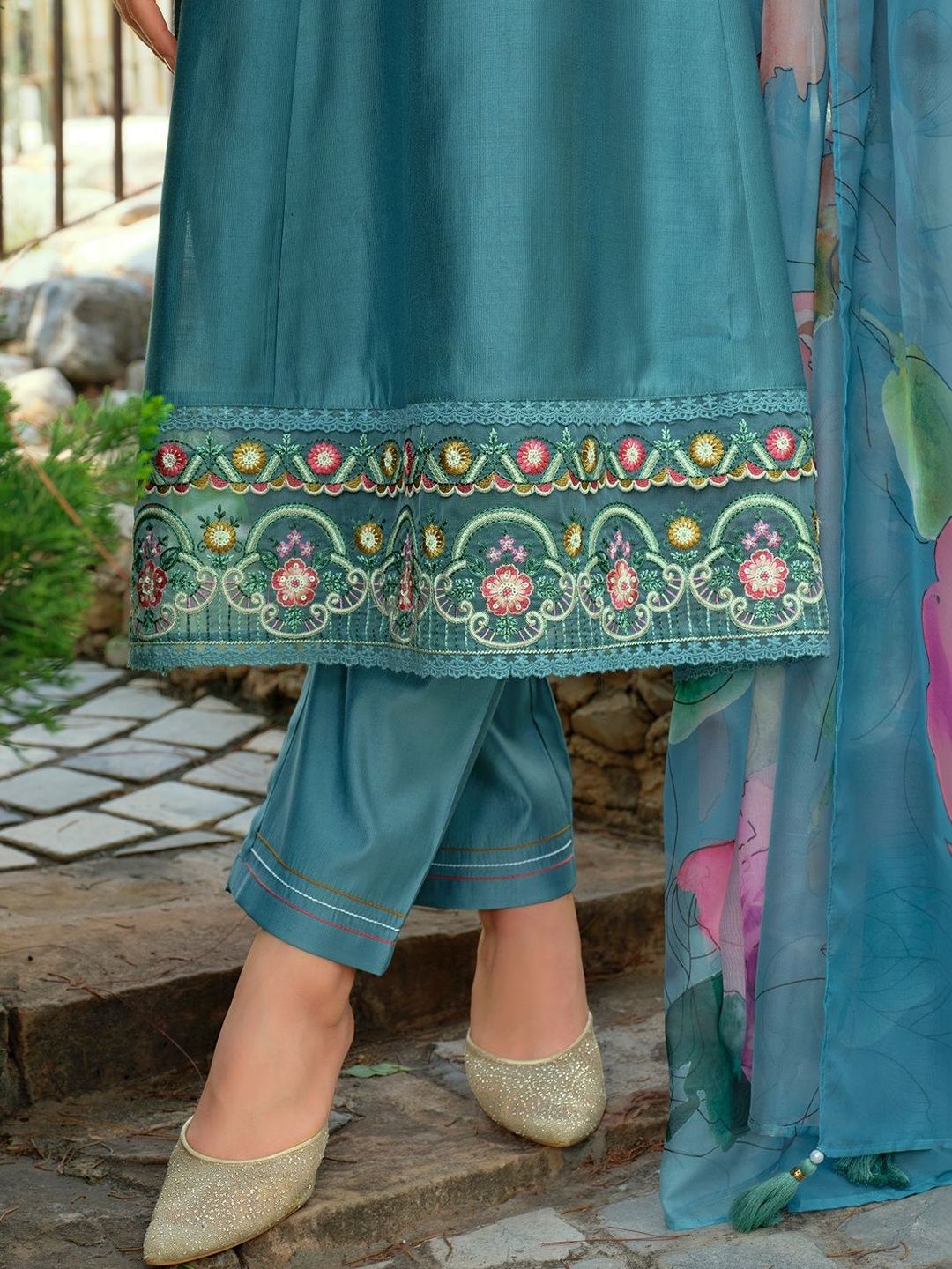 Women Floral Embroidered Regular Thread Work Liva Kurta with Trousers & With Dupatta