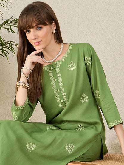 Floral Embroidered Round Neck Thread Work Straight Kurta & Trousers