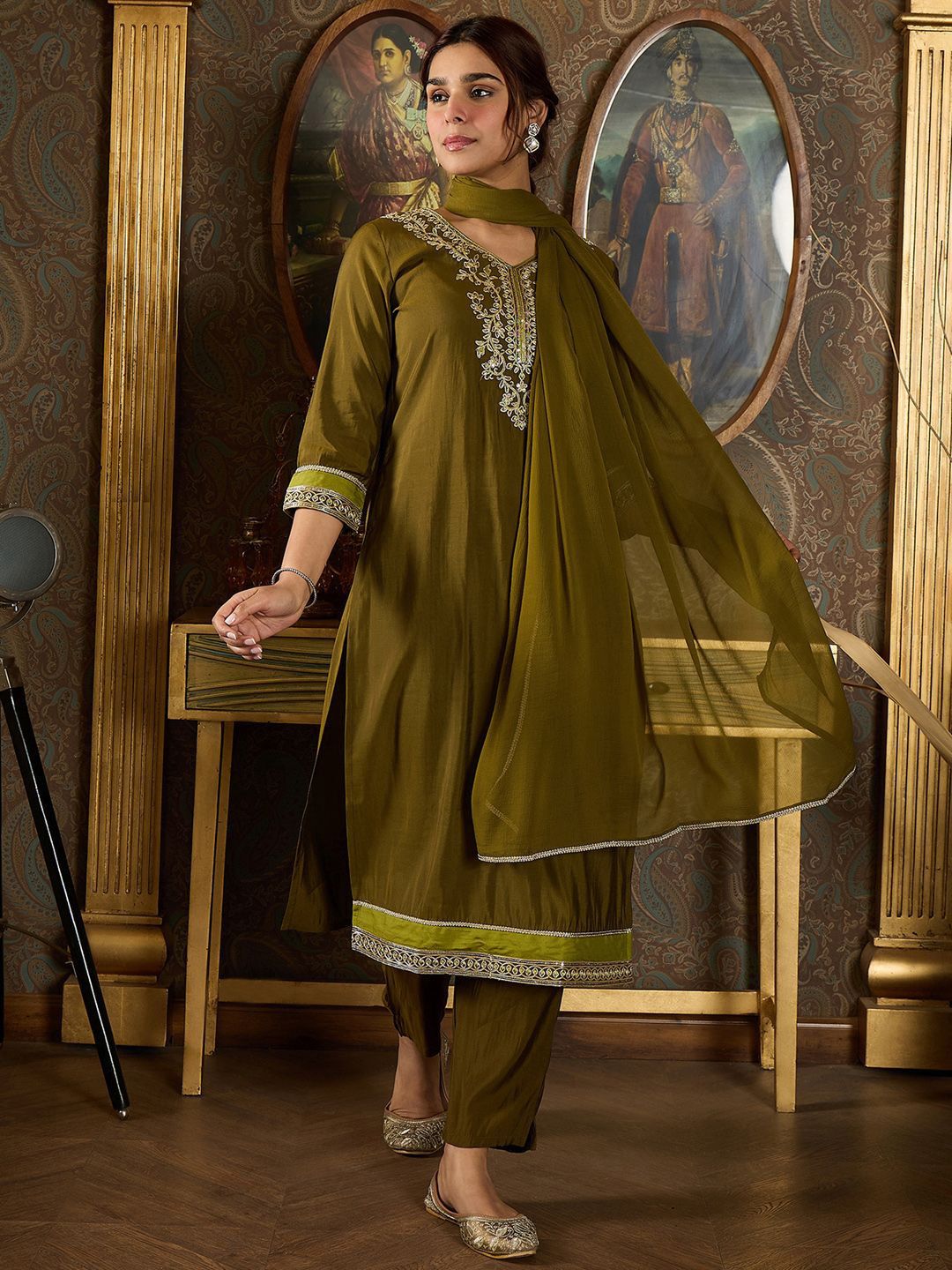 Dhiyona IE Floral Embroidered Thread Work V Neck Kurta With Trousers & Dupatta