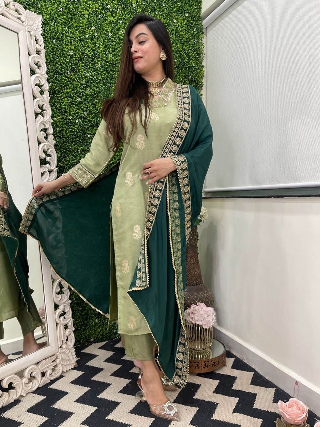 Dhiyona KL Women Regular Sequinned Kurta with Trousers & With Dupatta