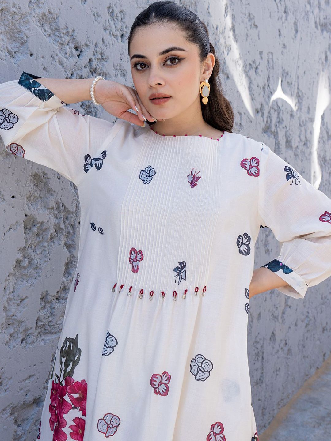 Women Floral Printed Regular Beads and Stones Pure Cotton Kurta with Trousers