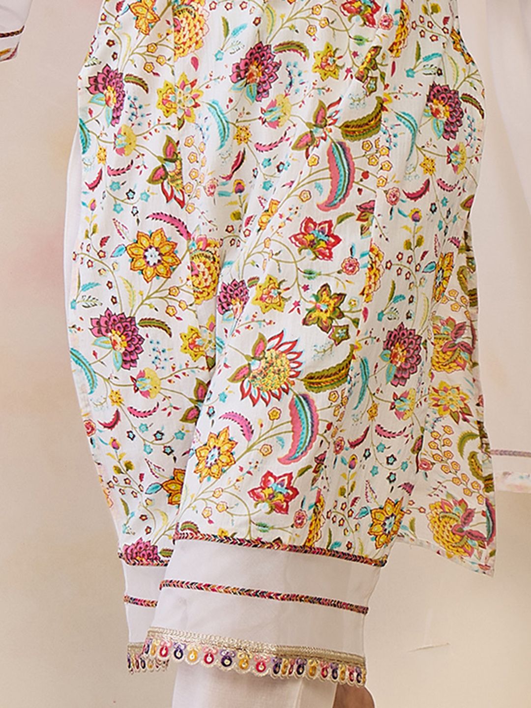 Women Floral Printed Thread Work Pure Cotton Kurta with Trousers & With Dupatta