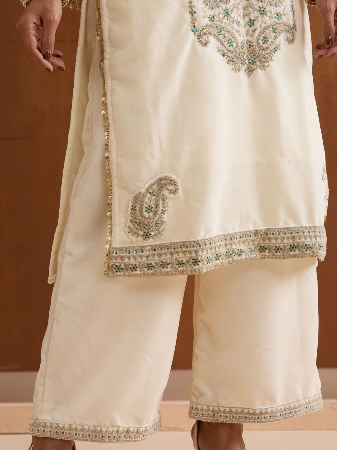 Dhiyona IS Women's Women Floral Embroidered Regular Thread Work Velvet Kurta with Trousers