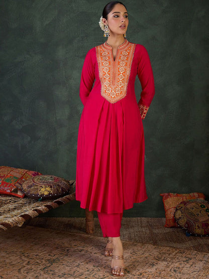 Women Floral Embroidered Kurta with Trousers