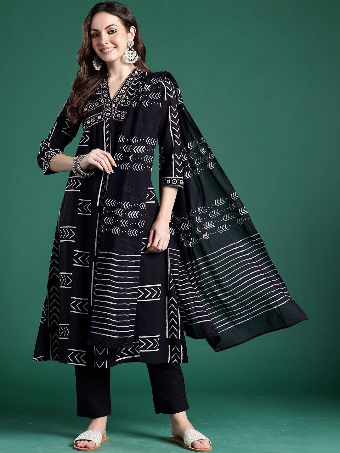 Women Printed Empire Thread Work Pure Cotton Kurta with Trousers & With Dupatta
