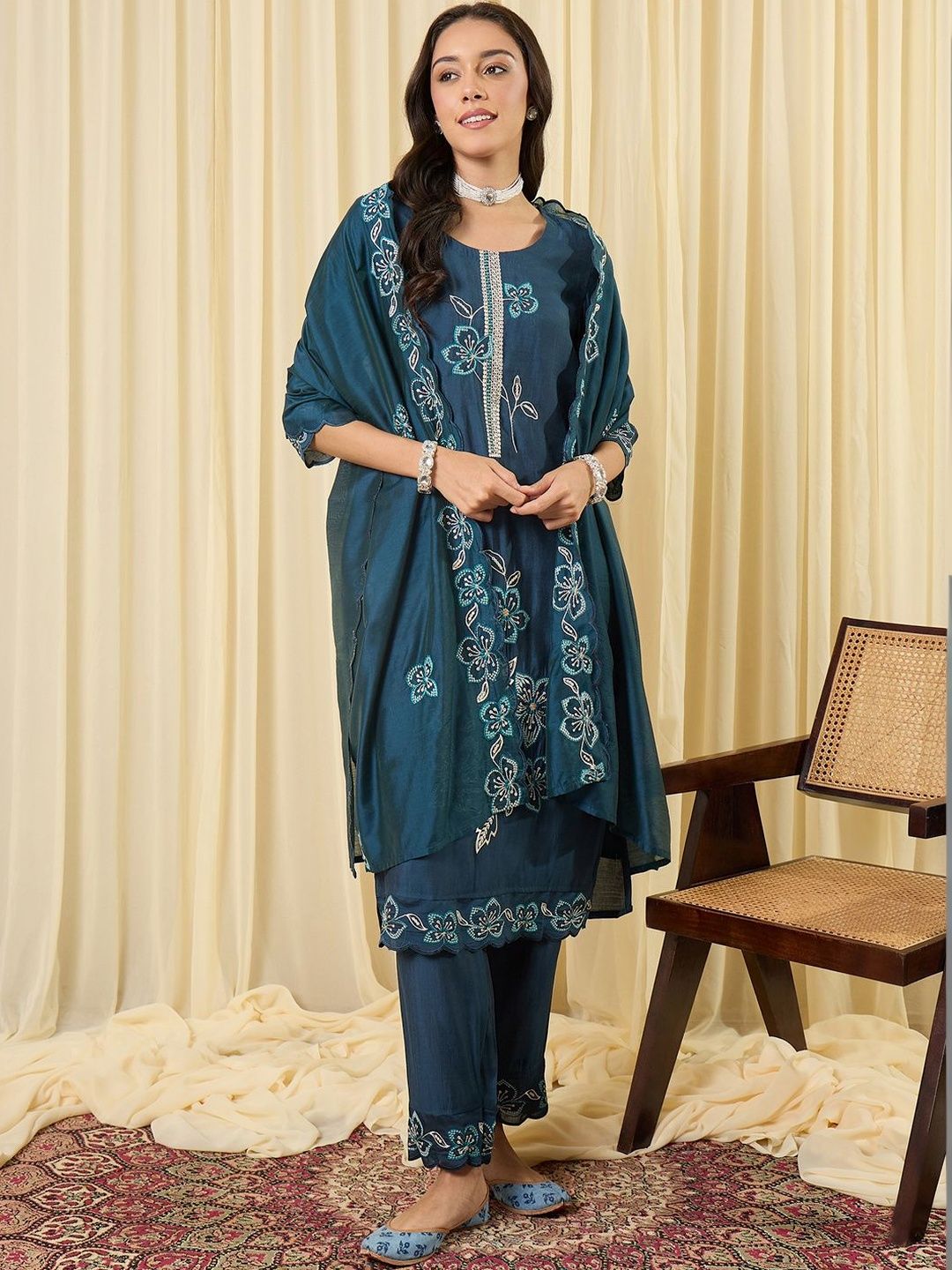 Women Floral Embroidered Regular Thread Work Kurta with Trousers & With Dupatta