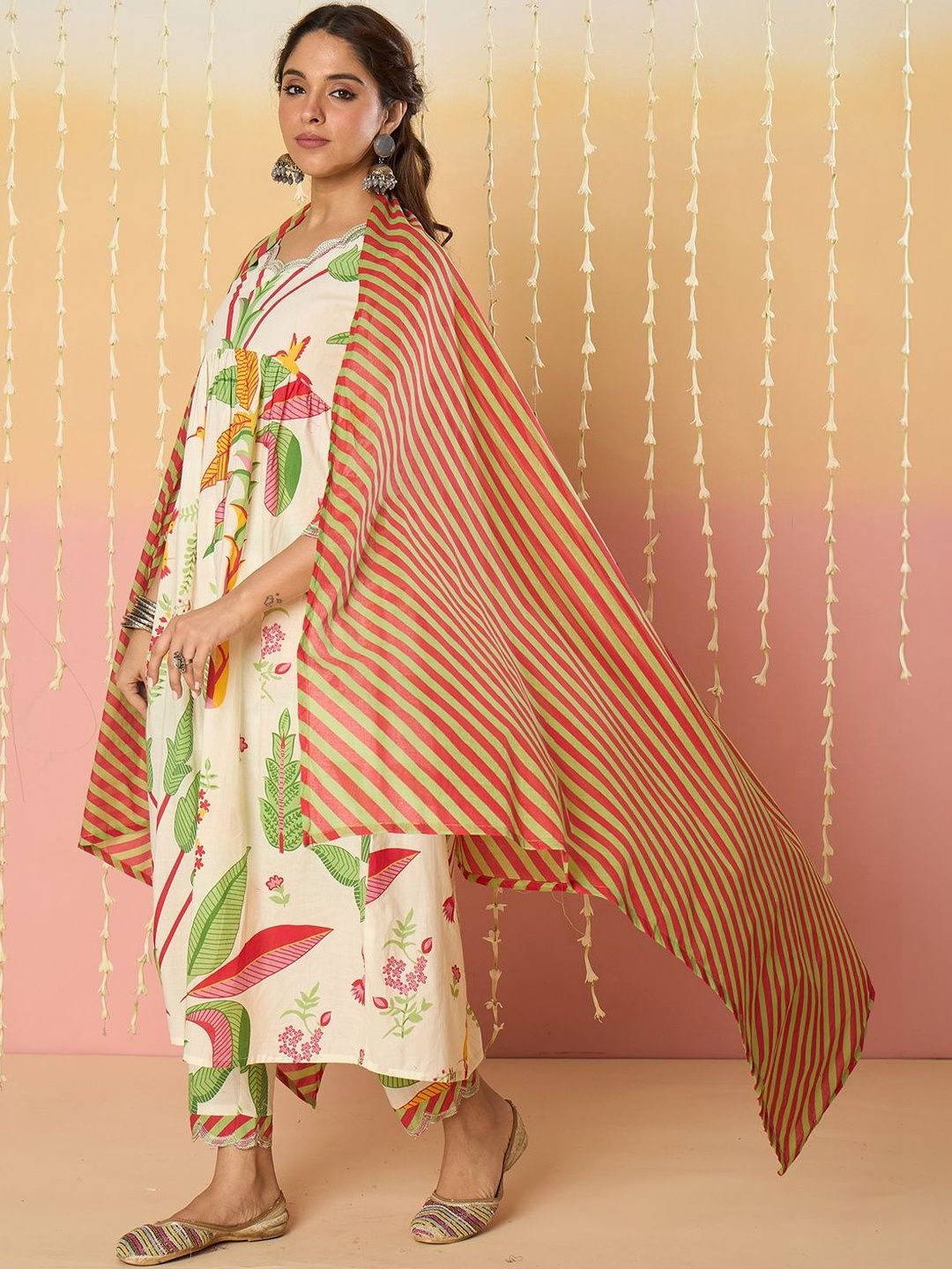 Women Floral Printed Empire Thread Work Pure Cotton Kurta with Trousers & With Dupatta