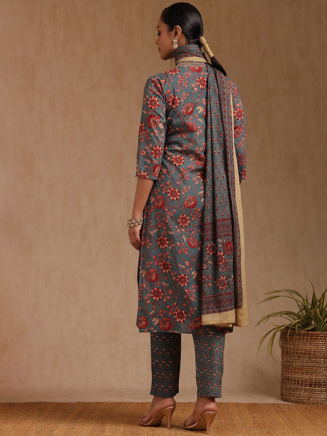 Dhiyona SO Women's Women Floral Printed Kurta With Trousers & With Dupatta