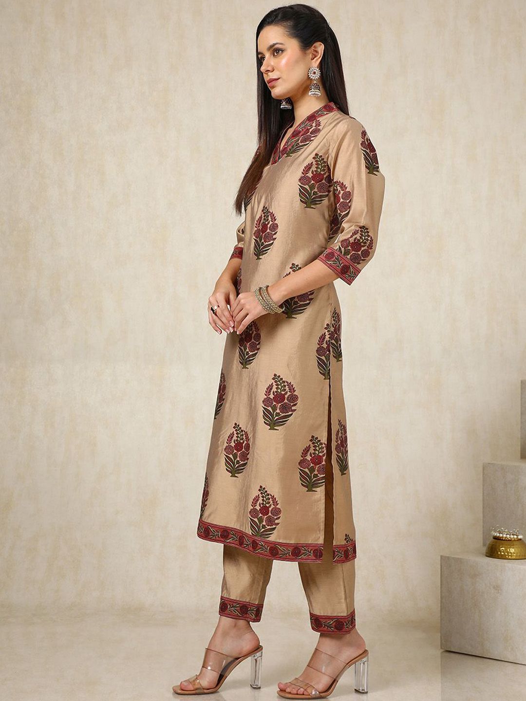 Dhiyona SO Women's Brown Floral Printed V-Neck Regular Kurta With Trousers
