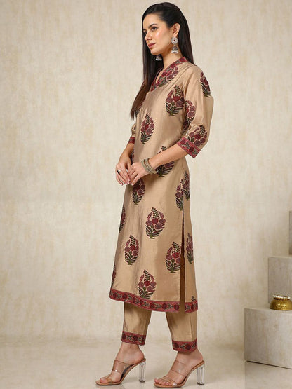 Dhiyona SO Women's Brown Floral Printed V-Neck Regular Kurta With Trousers