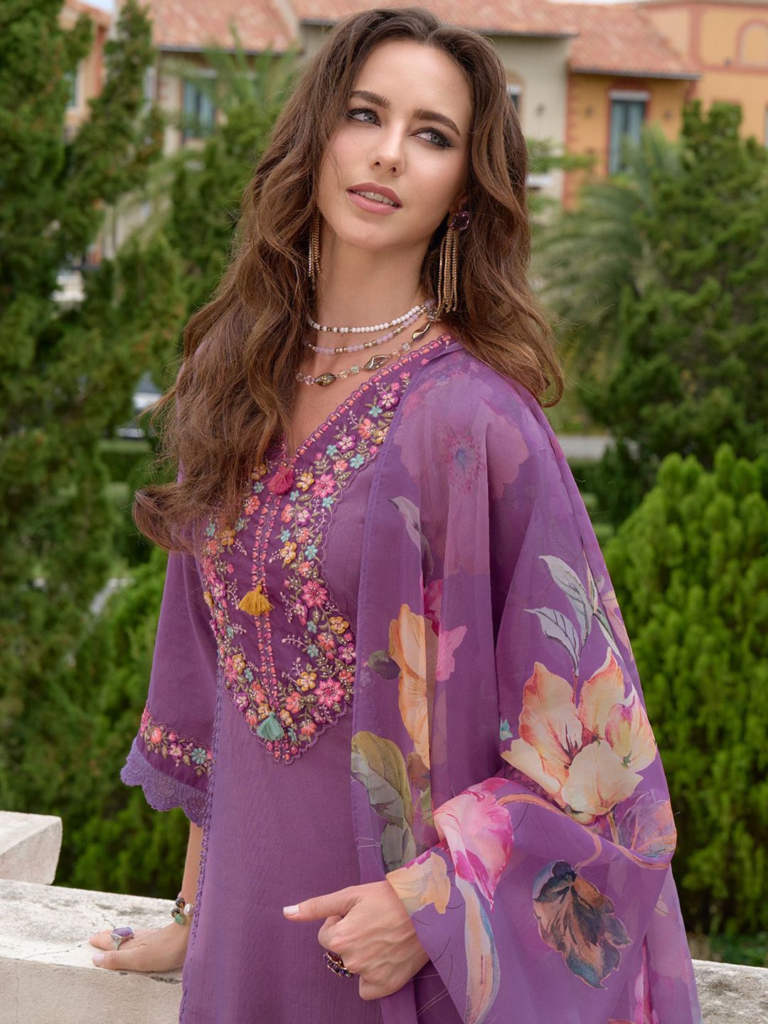 Women Floral Embroidered Regular Thread Work Kurta with Trousers & With Dupatta