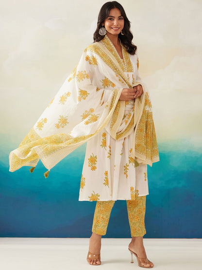 Dhiyona IE Women Floral Printed Pleated Beads and Stones Pure Cotton Kurta with Trousers & With Dupatta