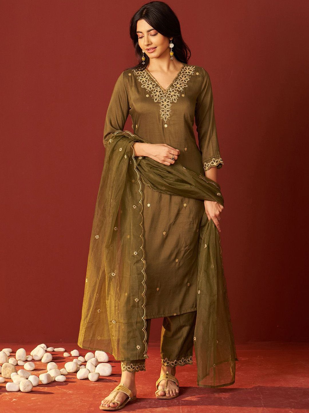 Dhiyona IE Women Floral Embroidered Kurta with Trousers & Dupatta