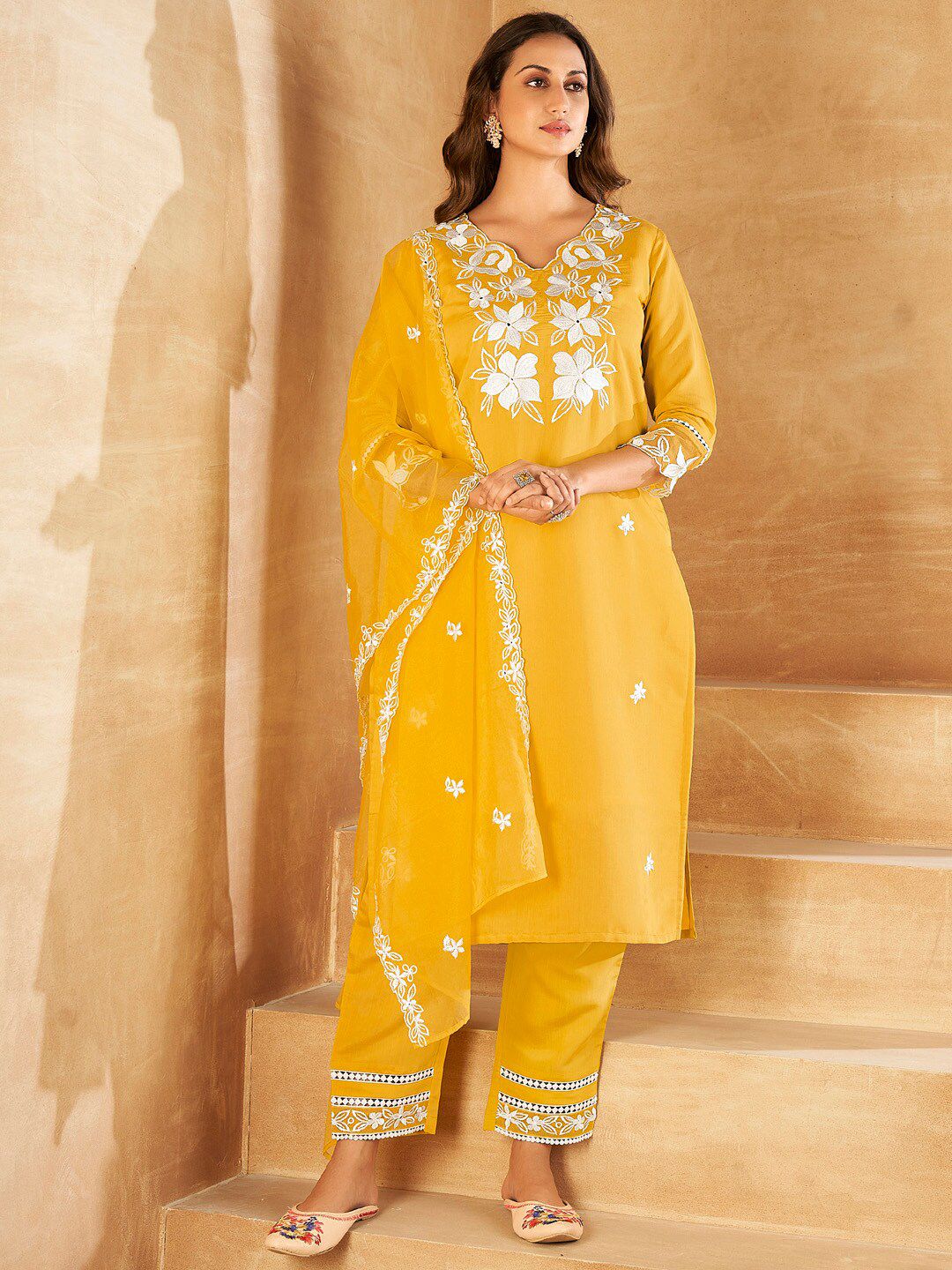 Floral Embroidered V-neck Regular Thread Work Kurta with Trousers & With Dupatta