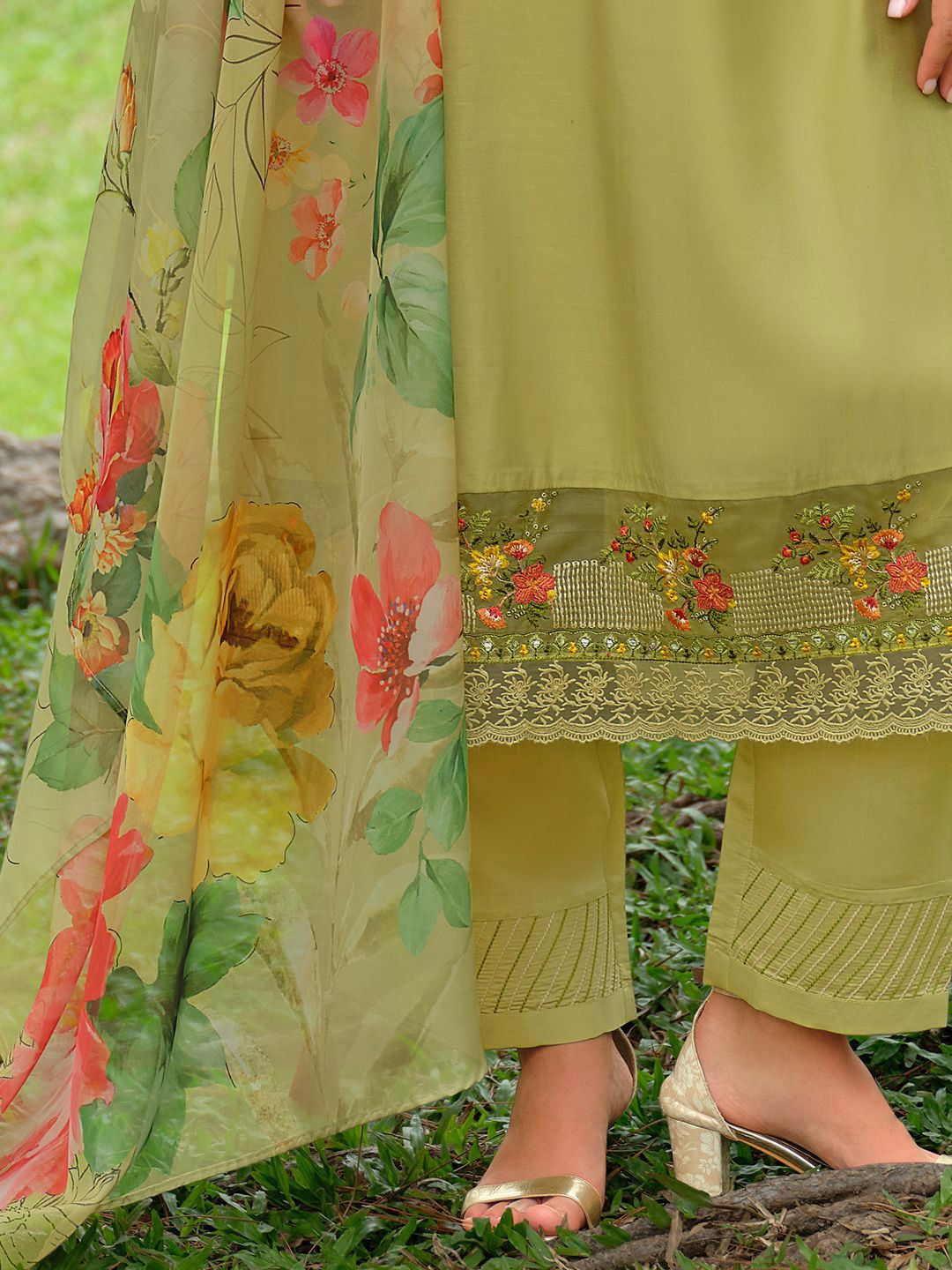 Women Floral Embroidered Regular Thread Work Kurta Trousers With Dupatta