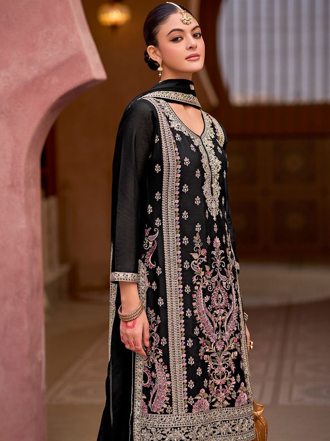Motifs Embroidered Sweetheart Neck Zari Straight Kurta With Palazzos & Dupatta