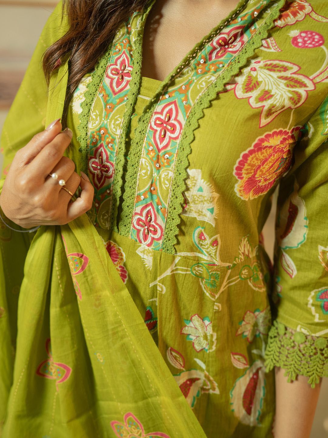 Women Floral Printed Beads &Stones Pure Cotton Kurta with Trousers & With Dupatta
