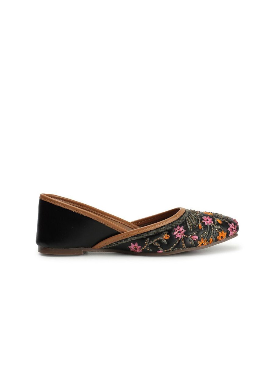 Dhiyona AK Black & Pink Embroidered Ethnic Mojaris