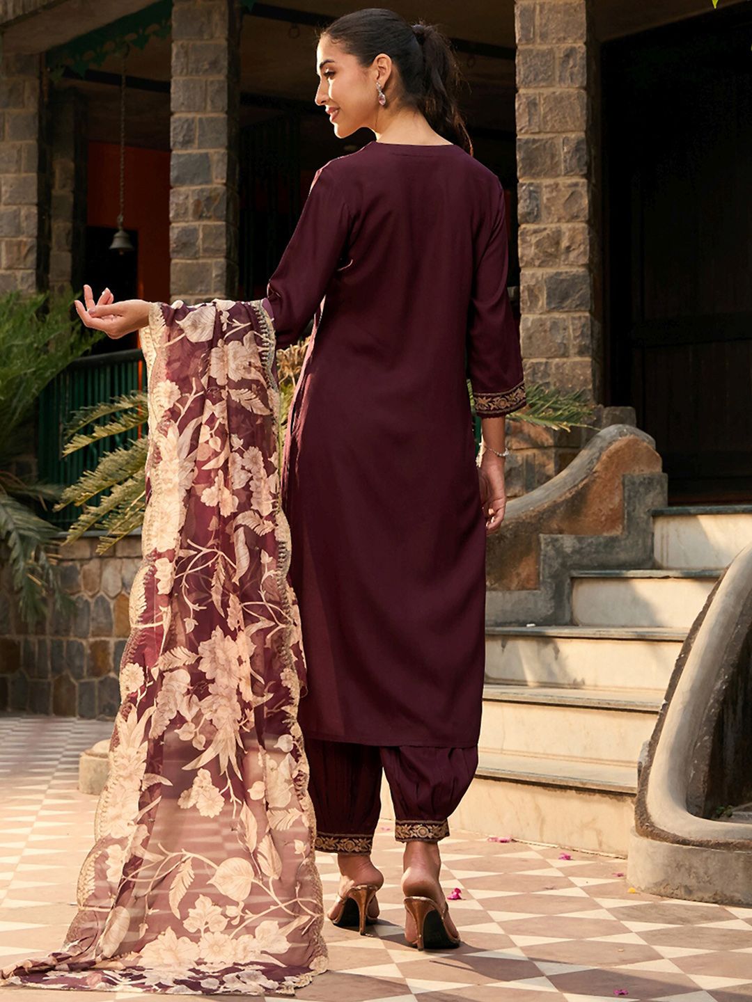 Dhiyona IE V Neck Ethnic Motifs Embroidered Regular Thread Work Kurta Set