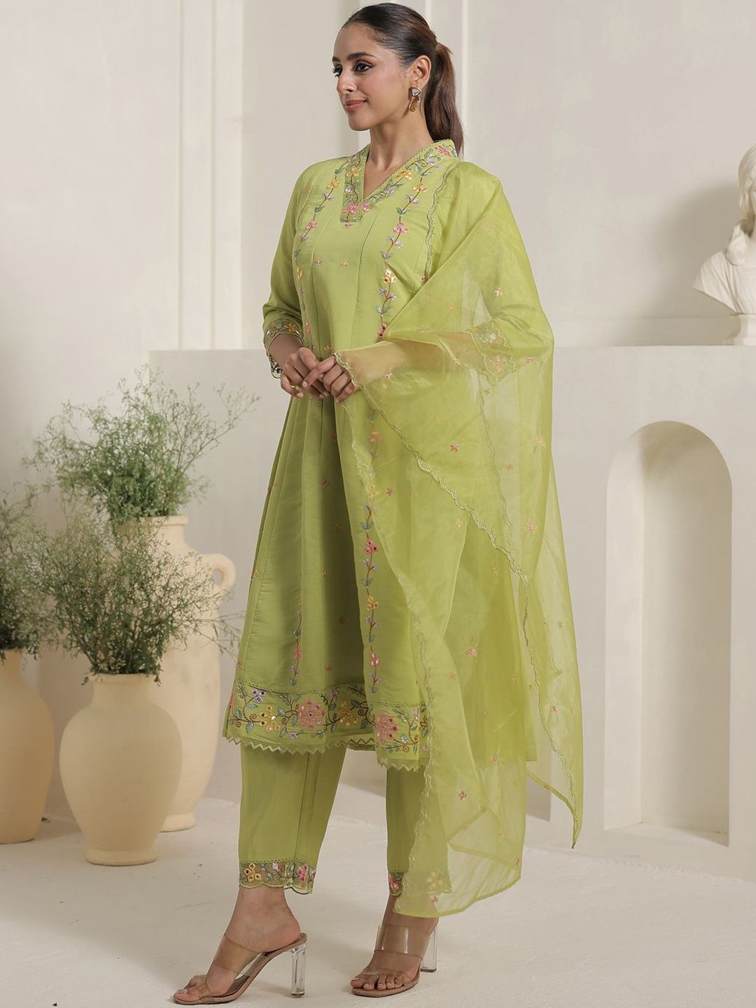Women Floral Embroidered Thread Work Kurta And Palazoos With Dupatta