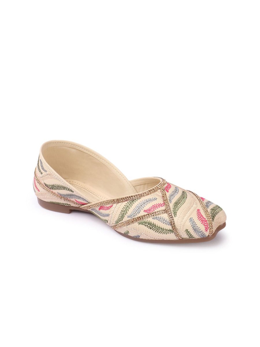 Dhiyona AK Women Embellished Synthetic Leather Mojaris