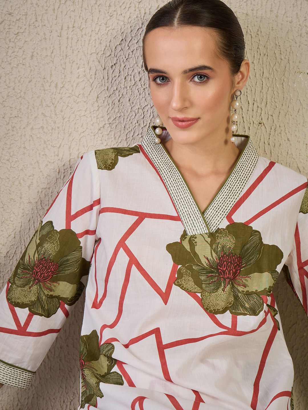 Dhiyona IE Floral Printed V-Neck Straight Pure Cotton Kurta With Trousers