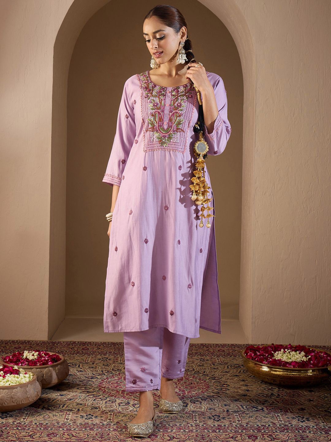 Women Floral Embroidered Regular Thread Work Kurta with Trousers & With Dupatta