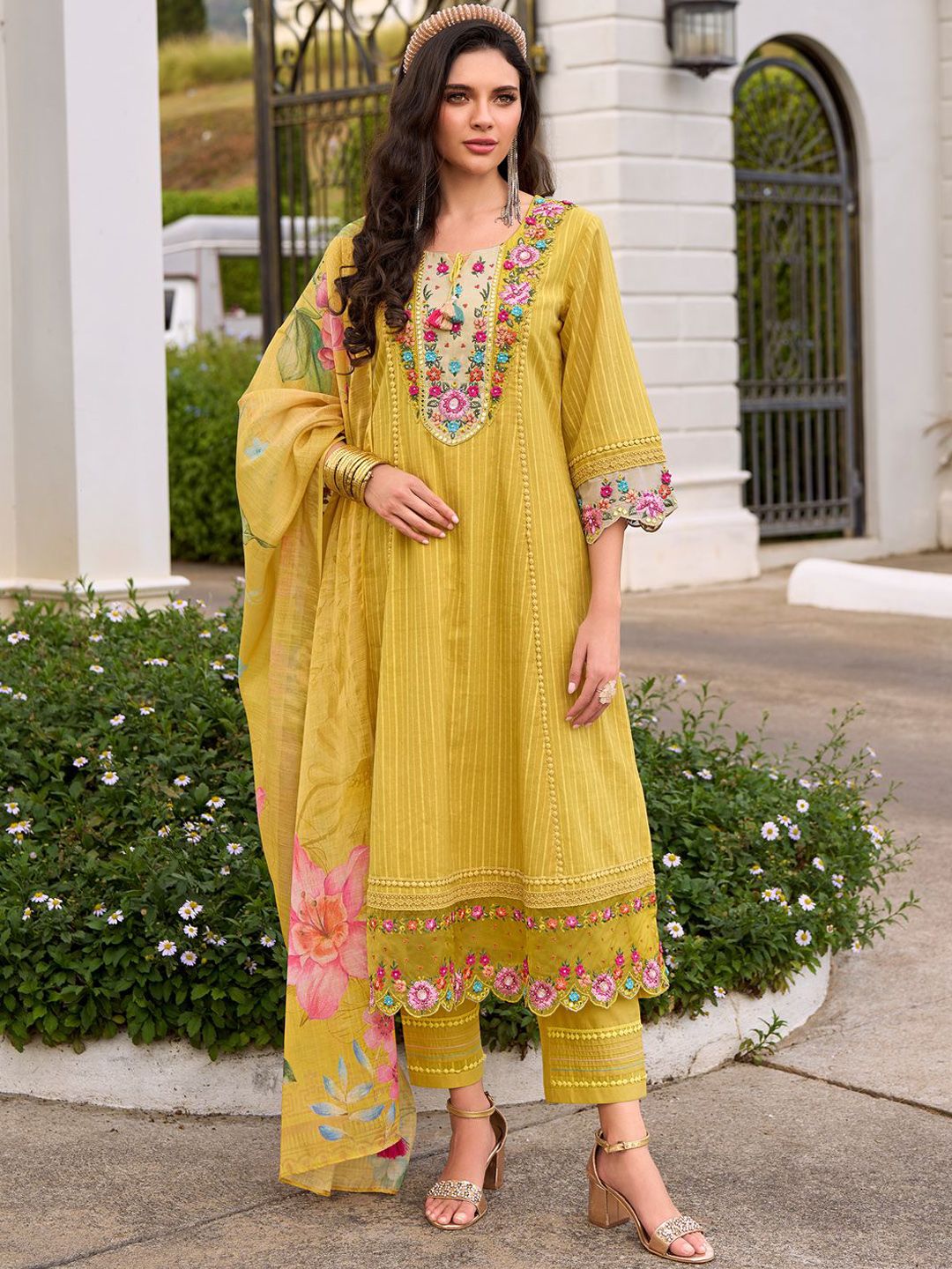 Women Floral Embroidered Regular Thread Work Pure Cotton Kurta Sets
