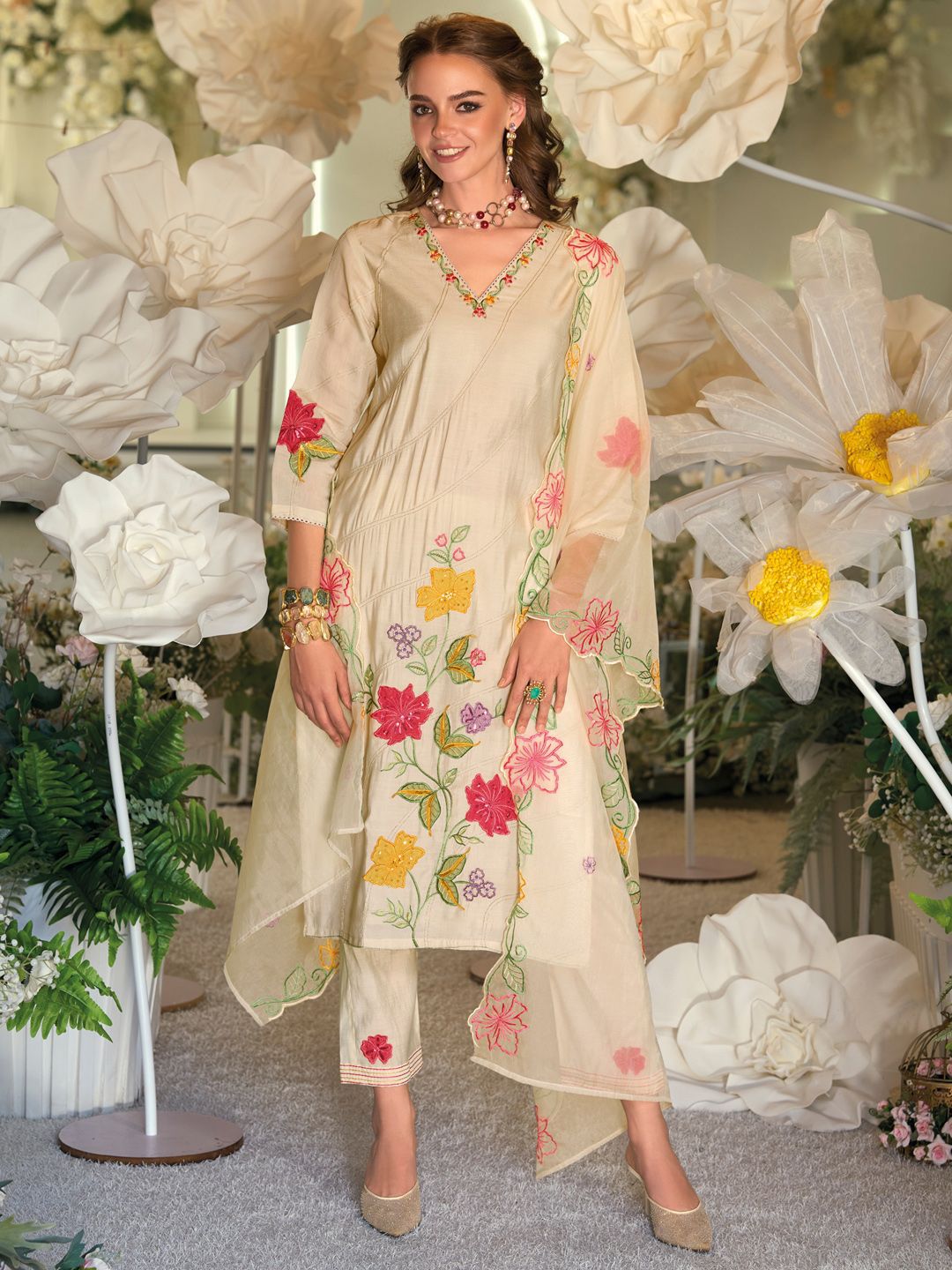 Women Floral Embroidered Regular Thread Work Kurta with Trousers & With Dupatta