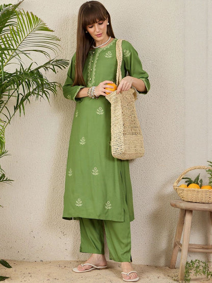Floral Embroidered Round Neck Thread Work Straight Kurta & Trousers
