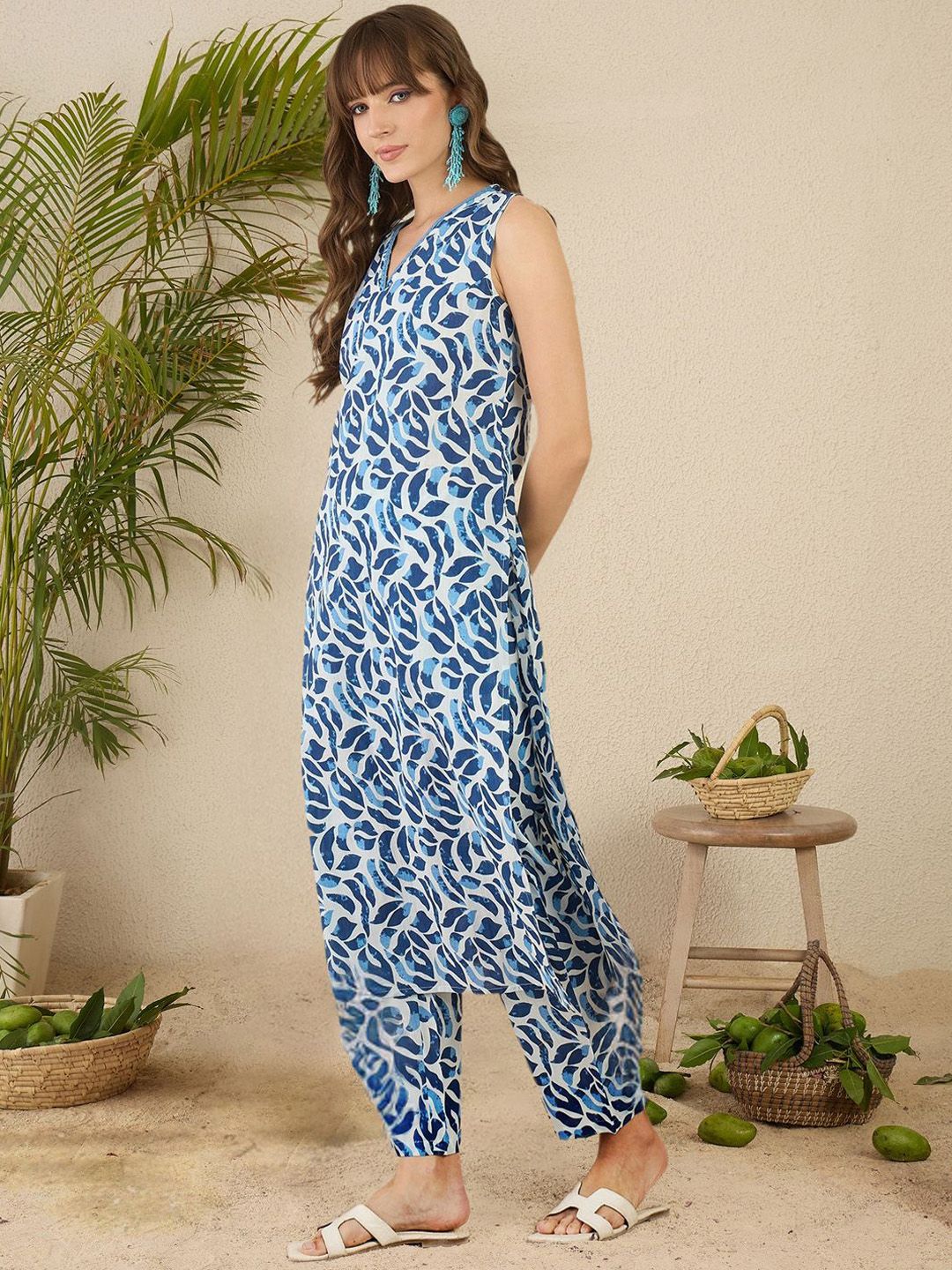 Dhiyona IE Floral Screen Printed V-Neck Pure Cotton Straight Kurta With Trousers