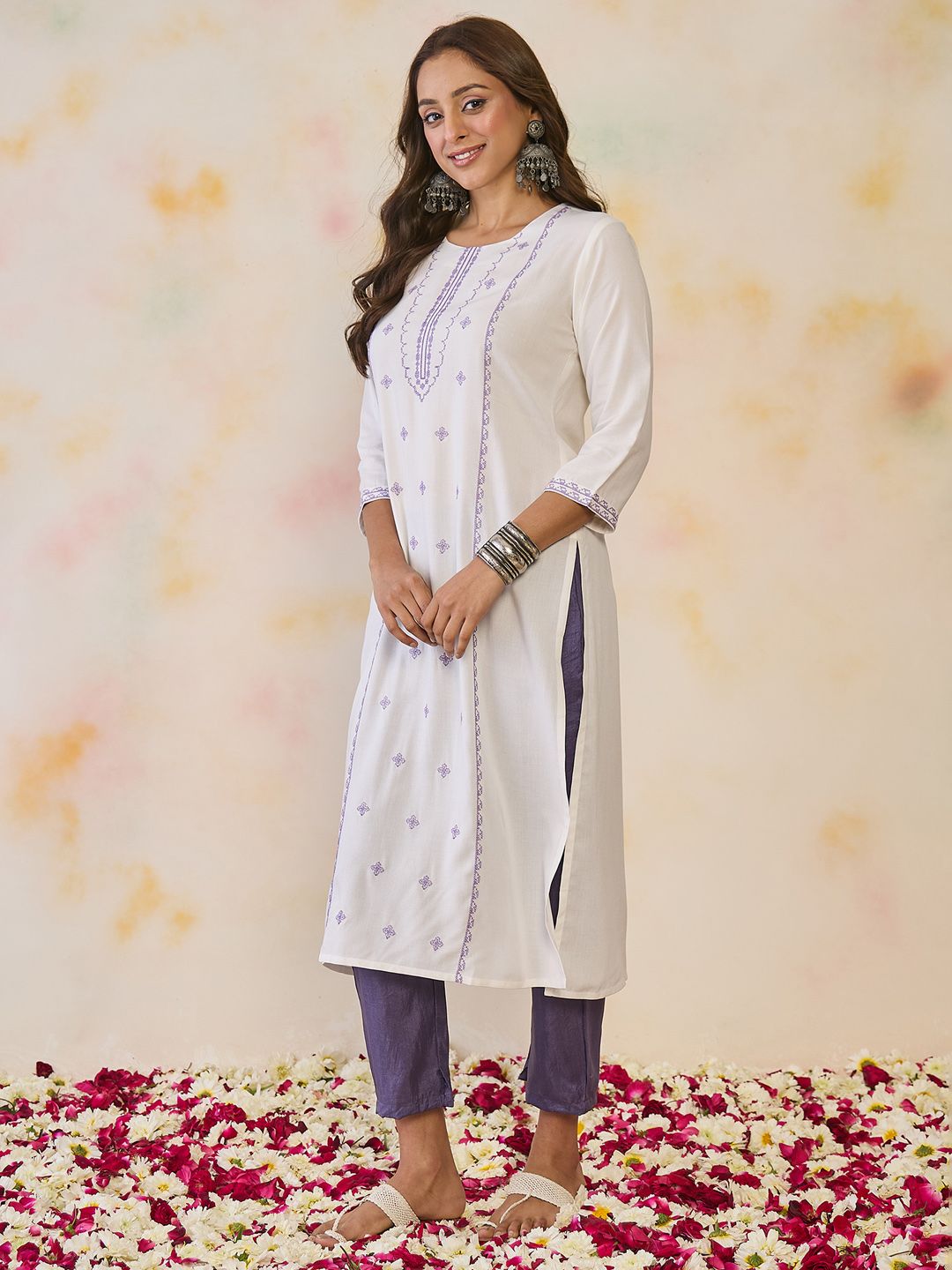Dhiyona IE Women Ethnic Motifs Embroidered Thread Work Floral Kurta