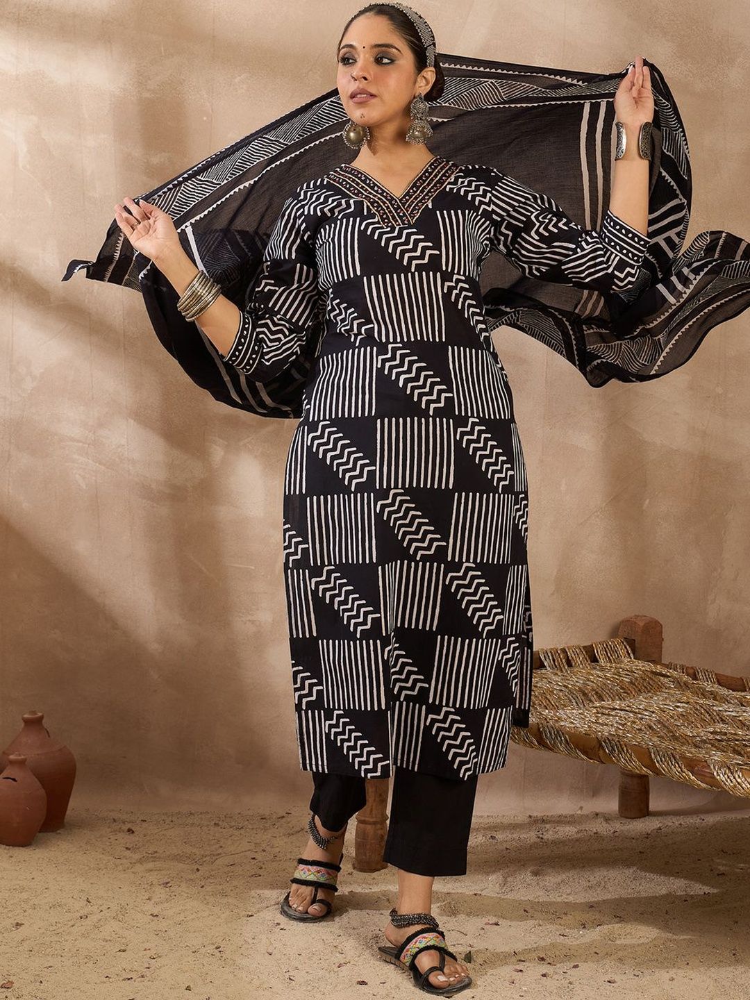 Women Printed Regular Thread Work Pure Cotton Kurta with Trousers & With Dupatta