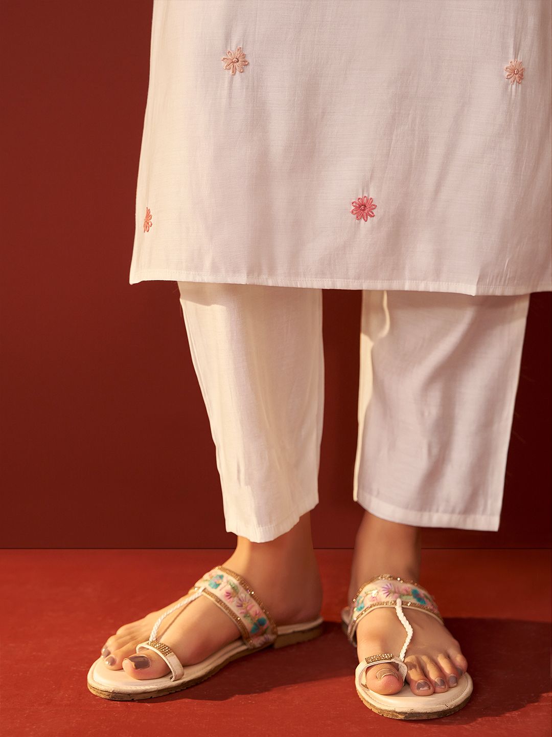 Women Floral Embroidered Regular Thread Work Kurta with Trousers & With Dupatta