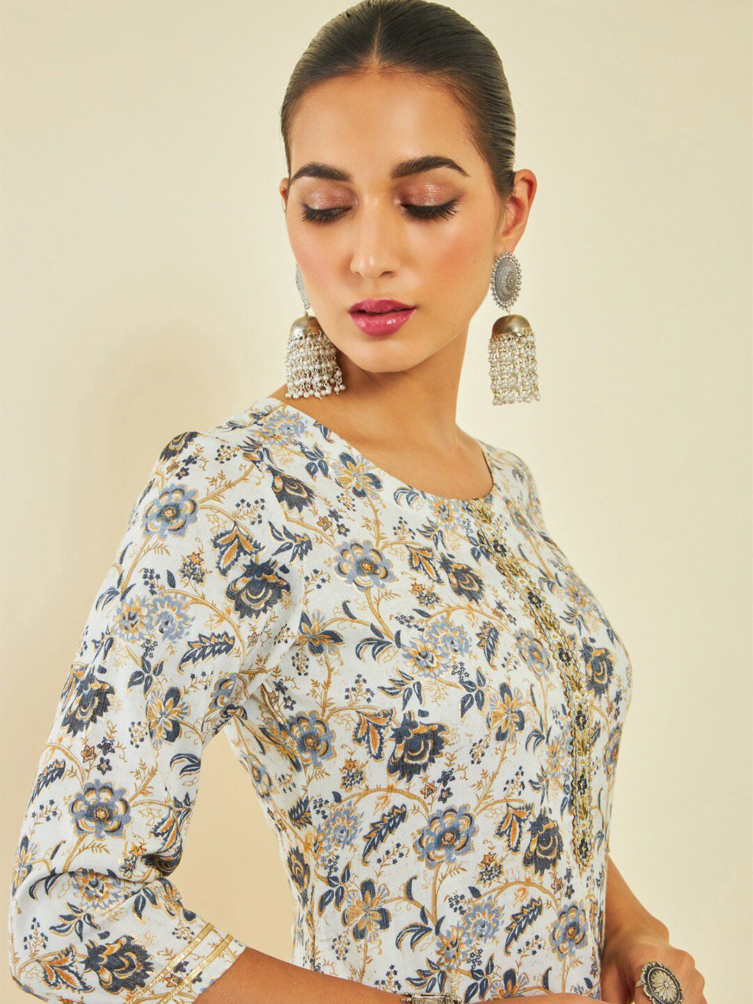 Dhiyona SO Women's Grey Floral Printed Regular Gotta Patti Kurta With Trousers