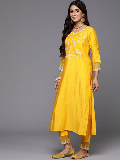 Women Floral Embroidered Thread Work Liva Kurta with Trousers & With Dupatta