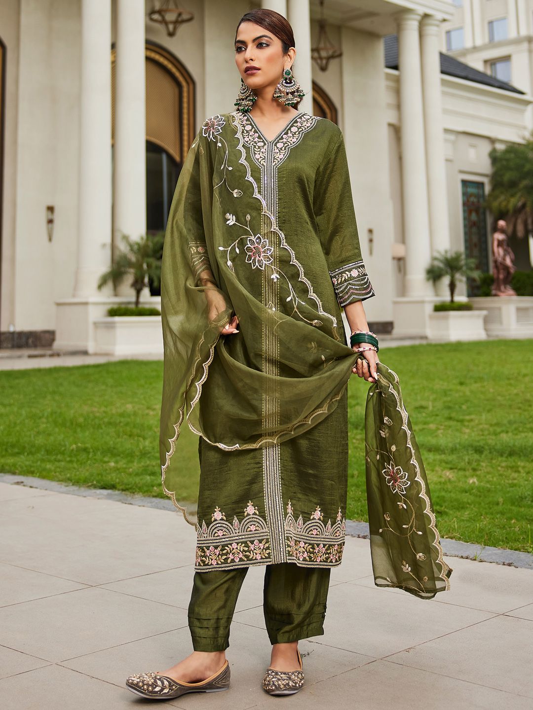 Women Floral Embroidered Regular Kurta with Trousers & With Dupatta