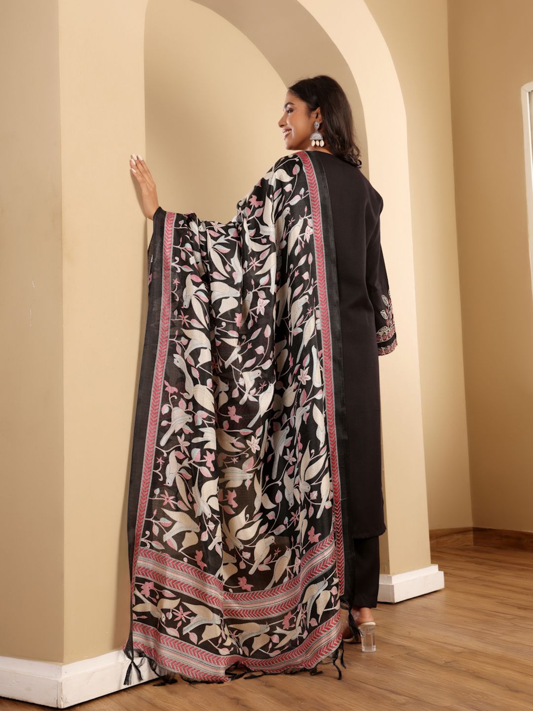 Dhiyona VA Women'sFloral Embroidered Thread Work Notch Neck Straight Kurta With Trousers & Dupatta